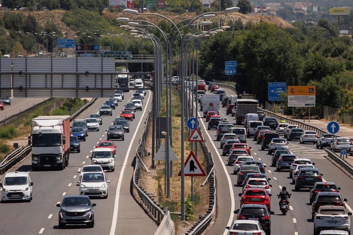 Archivo - Atascos en la autovía A-3, a 12 de julio de 2024, en Madrid (España). Hoy comienza la segunda operación salida del verano para la segunda quincena de julio. La Dirección General de Tráfico (DGT) ya informó el pasado 27 de junio de que este veran