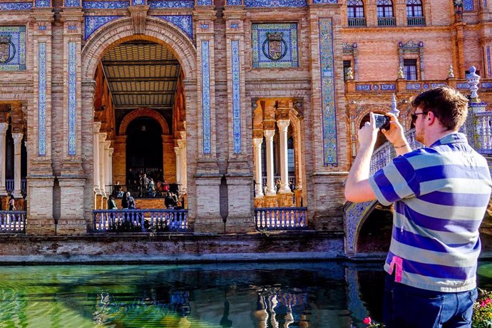 Archivo - Turistas paseando y admirando la Plaza de España de Sevilla a 03 de enero del 2023. (Foto de archivo).