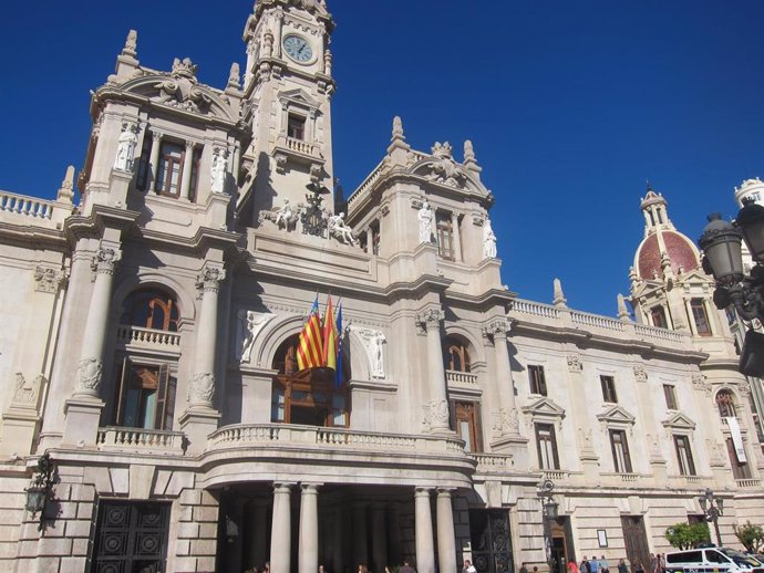 Archivo - Imagen de la fachada del Ayuntamiento de València (archivo)