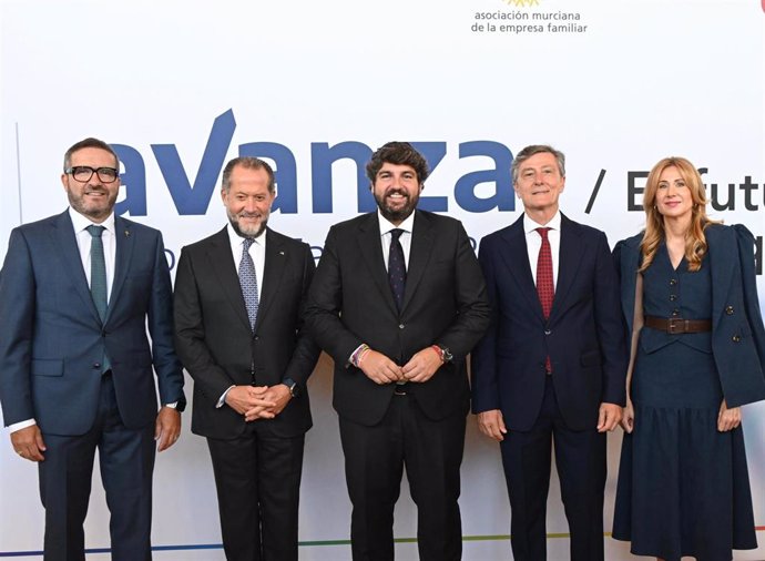 El presidente de Croem, Miguel López Abad; el presidente de Abanca, Juan Carlos Escotet; el presidente de la Comunidad, Fernando López Miras; el presidente de Amefmur, José María Tortosa, y la consejera de Empresa, Marisa López Aragón