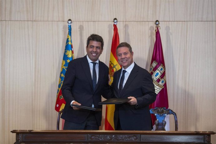 Archivo - El president de la Generalitat Valenciana, Carlos Mazón (i), y el presidente de Castilla-La Mancha, Emiliano García-Page (d), durante la firma de un acuerdo de colaboración entre la Generalitat Valenciana y la Junta de Comunidades de Castilla-La