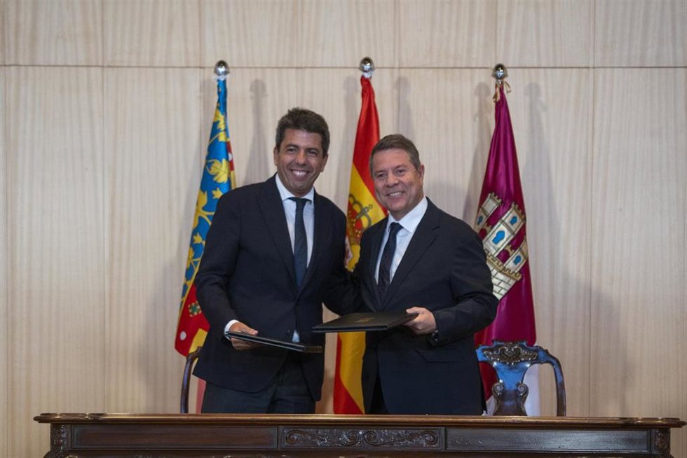 Archivo - El president de la Generalitat Valenciana, Carlos Mazón (i), y el presidente de Castilla-La Mancha, Emiliano García-Page (d), durante la firma de un acuerdo de colaboración entre la Generalitat Valenciana y la Junta de Comunidades de Castilla-