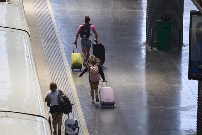 Archivo - Varias personas en la estación de trenes Puerta de Atocha-Almudena Grandes, a 18 de agosto de 2024, en Madrid (España). Renfe ha ofrecido cerca de 1,8 millones de plazas en alrededor de 6.800 trenes entre AVE, Avlo, Alvia, Euromed, Intercity, Av