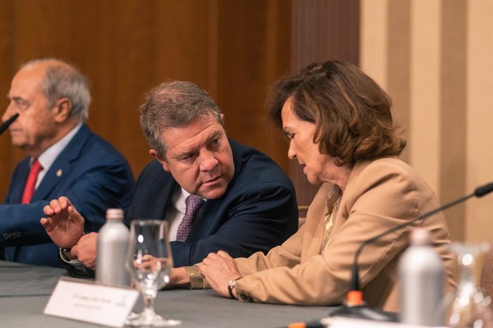 La presidenta del Consejo de Estado, Carmen Calvo, y el presidente de Castilla-La Mancha, Emiliano García-Page, en la inauguración de las 'XXIII Jornadas Nacionales sobre la Función Consultiva'.