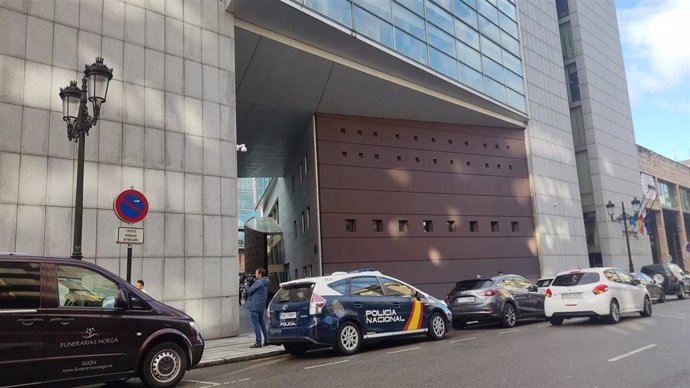 Un coche de la Policía en la sede de la Audiencia Provincial.