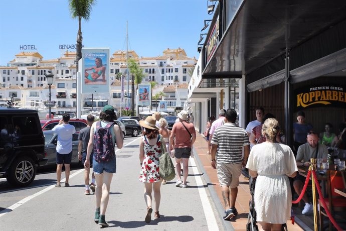 Archivo - Turistas en Marbella en una imagen de archivo.