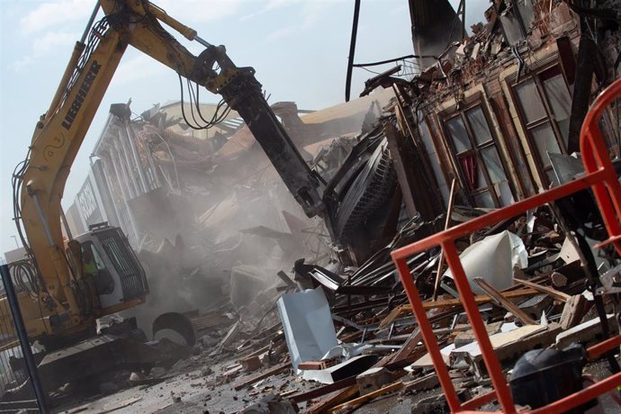 Máquinas excavadoras trabajan en la demolición de la discoteca Teatre donde fallecieron 13 personas en octubre de 2023, a 23 de septiembre de 2024, en Murcia, Región de Murcia (España). Hoy, han comenzado los trabajos de demolición de la discoteca de Murc