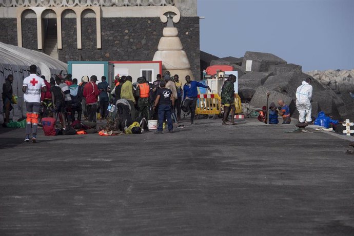 Archivo - Migrantes desembarcan de un cayuco a su llegada al puerto de La Restinga