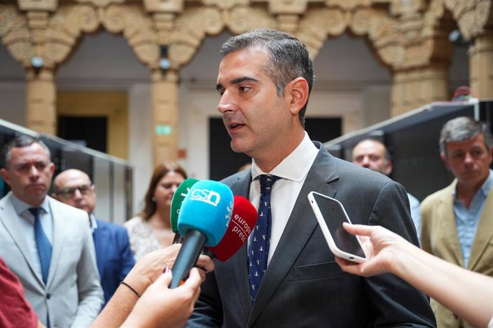 El consejero de Agricultura, Pesca, Agua y Desarrollo Rural, Ramón Fernández-Pacheco atiende a los medios de comunicación.