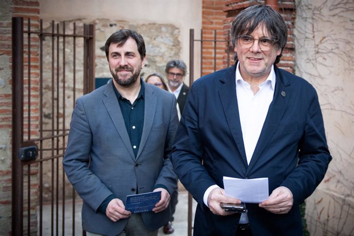 Archivo - El eurodiputado Antoni Comín (i) y el expresidente de la Generalitat, Carles Puigdemont (d), a su llegada al acto de presentación del nuevo gobierno del Consejo de la República, a 1 de marzo de 2024, en Ribesaltes (Francia). Durante el acto, se 