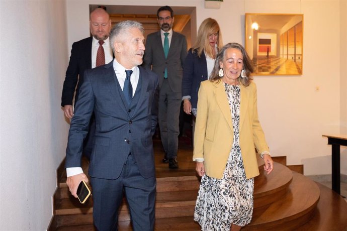 El ministro del Interior, Fernando Grande-Marlaska y la Delegada del Gobierno en la Comunidad Autónoma del País Vasco, Marisol Garmendia, durante la inauguración del I Congreso de Derecho Penitenciario, en el Colegio de la Abogacía de Bizkaia, en Bilbao