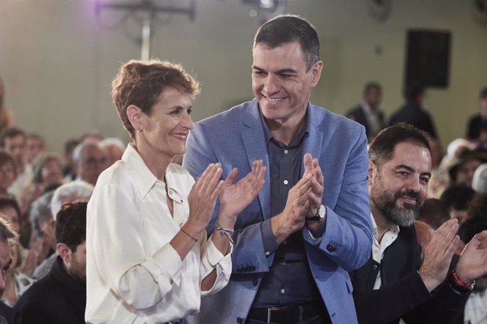 Archivo - Foto de archivo de María Chivite y Pedro Sánchez en un acto en Pamplona.