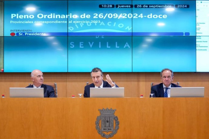 El presidente de la Diputación de Sevilla, Javier Fernández, en el pleno.