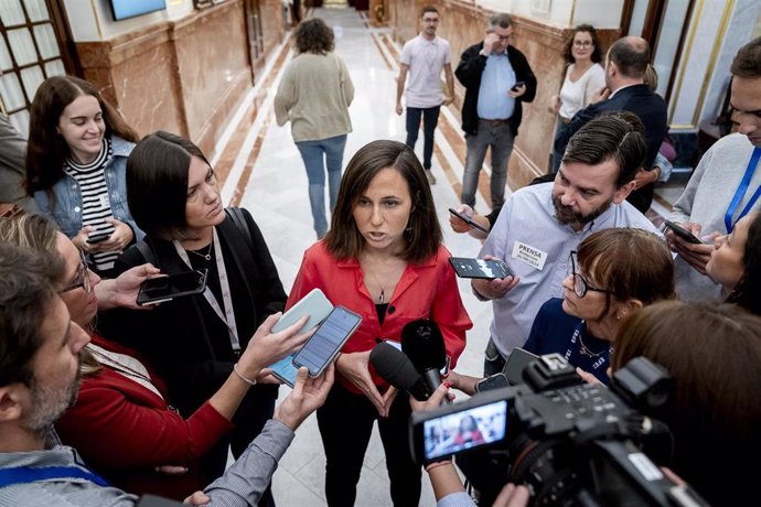 La secretaria general de Podemos, Ione Belarra, atiende a los medios de comunicación durante una sesión plenaria en el Congreso de los Diputados, a 26 de septiembre de 2024, en Madrid (España). 