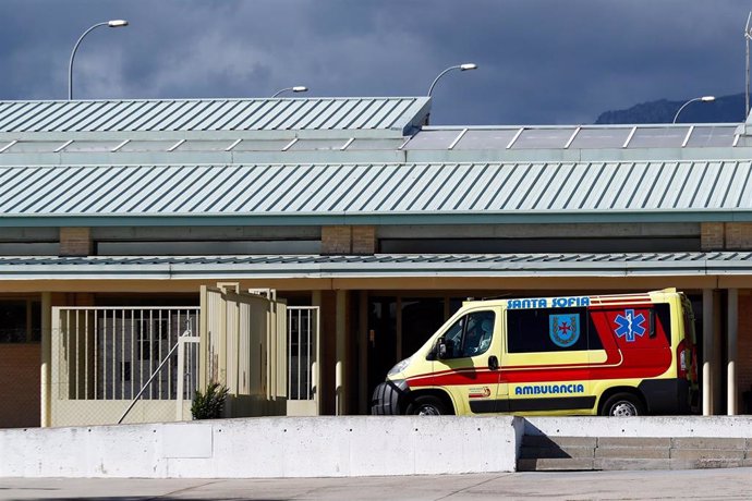 Archivo - Una ambulancia en el acceso de la cárcel de Soto del Real (Madrid)