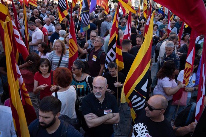 Unos 1.500 sindicalistas ante la sede de Foment en Barcelona por la jornada laboral