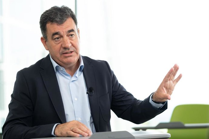 O conselleiro de Educación, Ciencia, Universidades e FP da Xunta de Galicia, Román Rodríguez, durante unha entrevista para  Europa Press, a 30 de agosto de 2024, en Santiago de Compostela, A Coruña, Galicia (España). Román Rodríguez iniciou a súa carrei