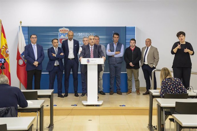 El consejero de Fomento, Vivienda, Ordenación del Territorio y Medio Ambiente, Roberto Media, presenta, en rueda de prensa, proyectos medioambientales financiados con fondos europeos.