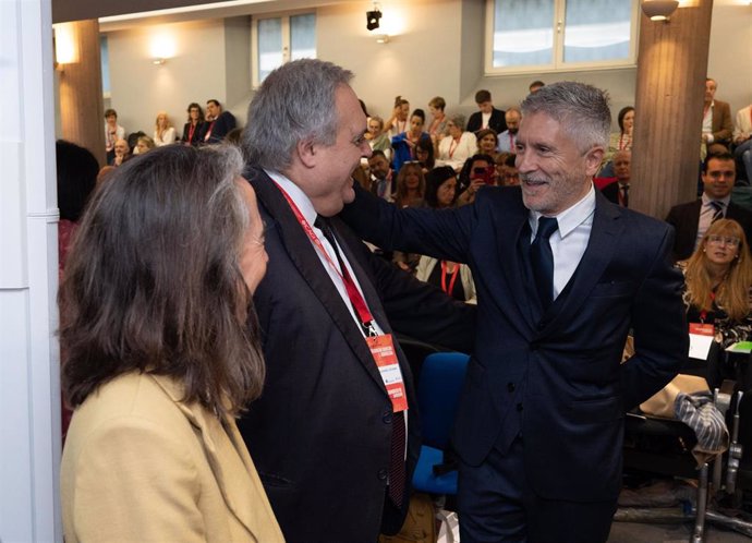 El ministro del Interior, Fernando Grande-Marlaska, saluda al senador del PSOE, Txema Oleaga, durante la inauguración del I Congreso de Derecho Penitenciario, en el Colegio de la Abogacía de Bizkaia, en Bilbao