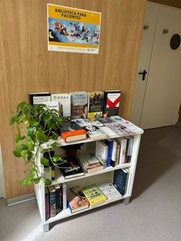 Estantería con libros para pacientes y familiares en el Hospital de Puerto Real