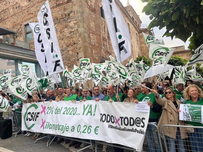 Concentración de CSIF a las puertas de la Asamblea de Extremadura