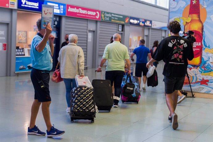 Archivo - Pasajeros procedentes de un vuelo con origen Gran Bretaña en el aeropuerto de Ibiza.