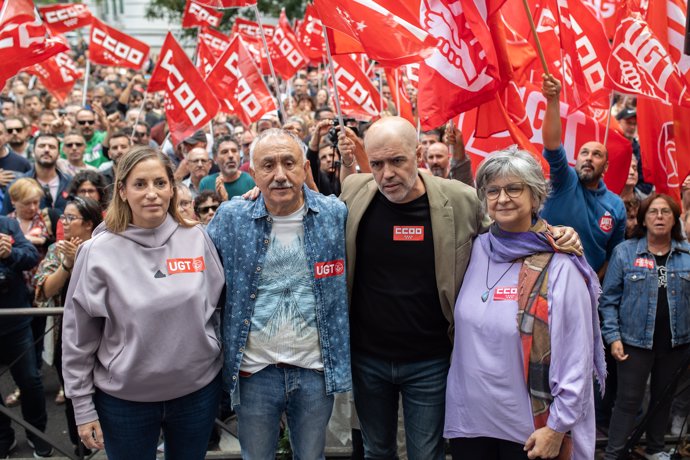 (I-D) La secretaria general de UGT Madrid, Marina Prieto, el secretario general de UGT, Pepe Álvarez, el secretario general de CCOO, Unai Sordo, y la secretaria general de CCOO Madrid, Paloma López, durante una protesta por la reducción de la jornada 