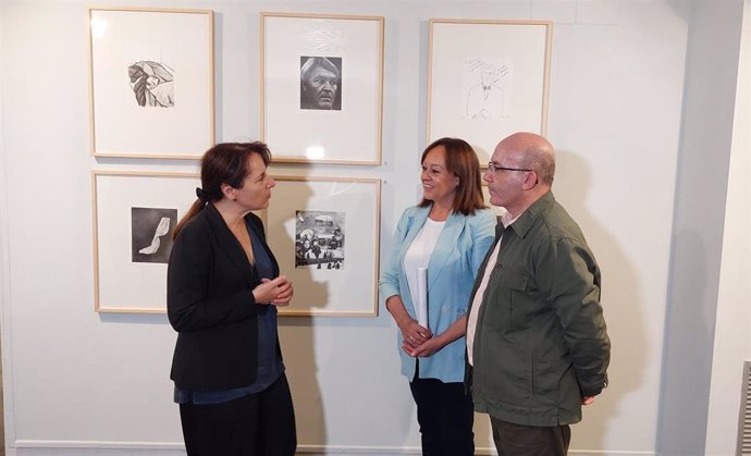 La directora de la Casa de Velázquez, Nancy Berthier; la diputada delegada de Cultura de la DPZ, Charo Lázaro, y el comisario de la exposición 'Casa de Velázquez. Obra gráfica 2014-2023'.