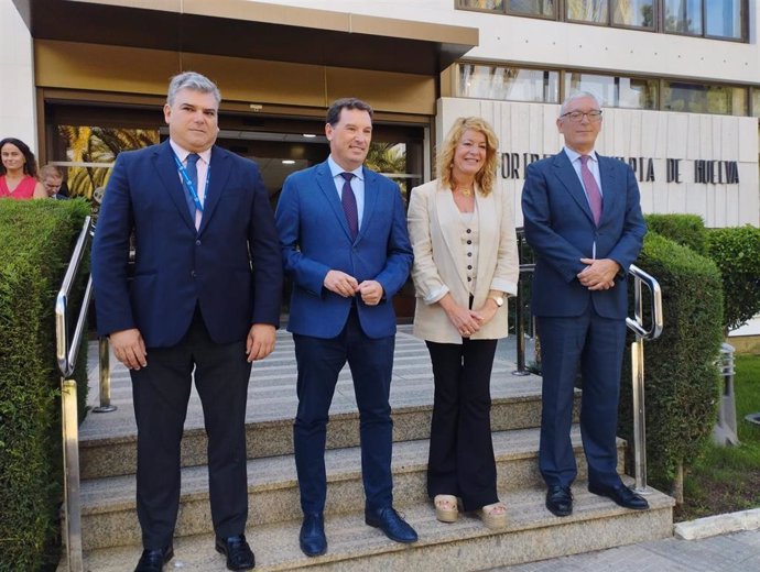 El nuevo presidente en funciones del Puerto de Huelva, Alfonso Peña, junto al presidente de la APH, Alberto Santana, la alcaldesa de Huelva, Pilar Miranda, y el ya exdirecto del Puerto, Igancio Álvarez-Ossorio.