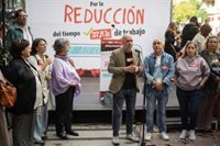 Cerca de un millar de personas se manifiestan ante la CEOE en Madrid a favor de reducir la jornada
