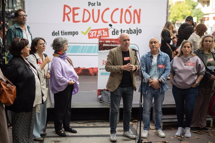 El secretario general de CCOO, Unai Sordo (c), y el secretario general de UGT, Pepe Álvarez (3d), intervienen durante una protesta por la reducción de la jornada laboral, frente a la sede de la CEOE, este jueves en Madrid.