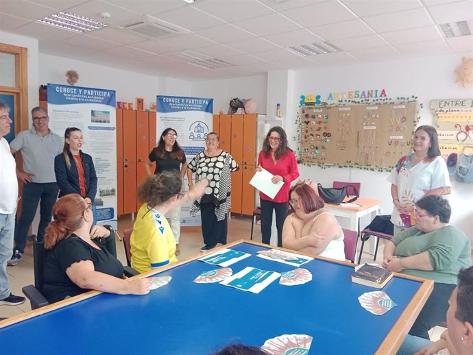 La diputada de Cooperación Internacional, Participación Ciudadana y Consumo de la Diputación de Cádiz, Ana Moreno, visita a los asistentes a un taller desarrollado por la Apdha en Medina.