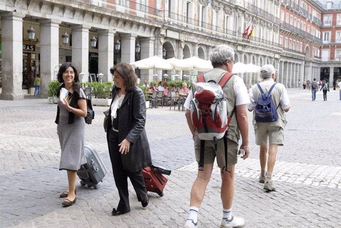 Archivo - Turistas en Madrid.