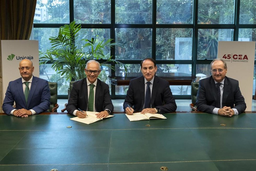 El CEO de Unicaja, Isidro Rubiales, y el presidente de CEA, Javier González de Lara, en la firma del acuerdo de colaboración.