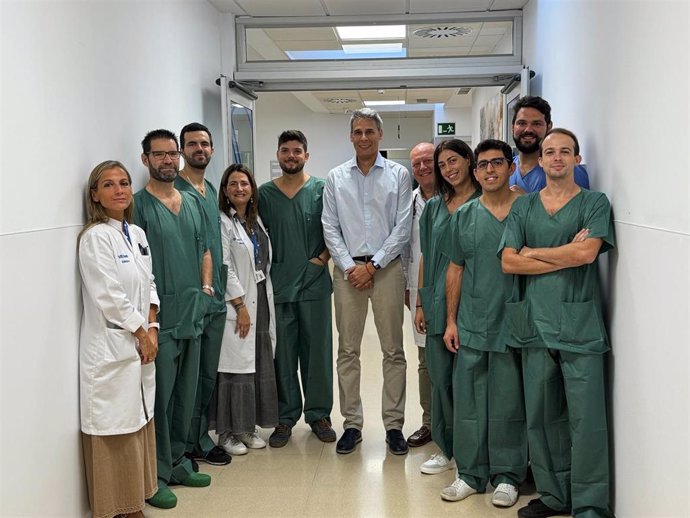 Residentes de digestivo se actualizan en endoscopia en el Hospital Vithas Xanit Internacional en una jornada.