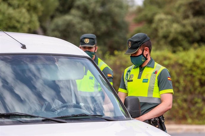 Archivo - Varios policías paran a los coches para someter a pruebas de control de consumo de drogas y alcohol a los conductores durante la presentación de una nueva campaña de la DGT, a 16 de junio de 2021, en Pozuelo de Alarcón, Madrid (España). 