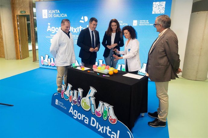 El conselleiro de Educación, Ciencia, Universidades e FP, Román Rodríguez, y la directora xeral de Innovación  Educativa, Judith Fernández, en la presentación de 'Ágora Dixital'.