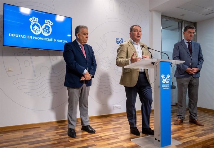 El presidente de la Diputación de Huelva, David Toscano (centro), junto al alcalde de Almonte, Francisco Bella (izquierda)  y el presidente de la Hermandad Matriz de Almonte, Santiago Padilla.