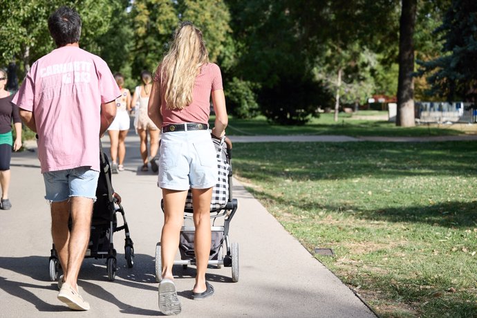 Una familia en el Parque de El Retiro, a 26 de agosto de 2023, en Madrid (España).