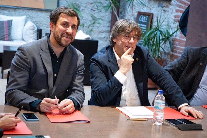 Archivo - El eurodiputado Toni Comín (i) y el expresidente de la Generalitat, Carles Puigdemont (d), durante el acto de presentación del nuevo gobierno del Consejo de la República, a 1 de marzo de 2024, en Ribesaltes (Francia)