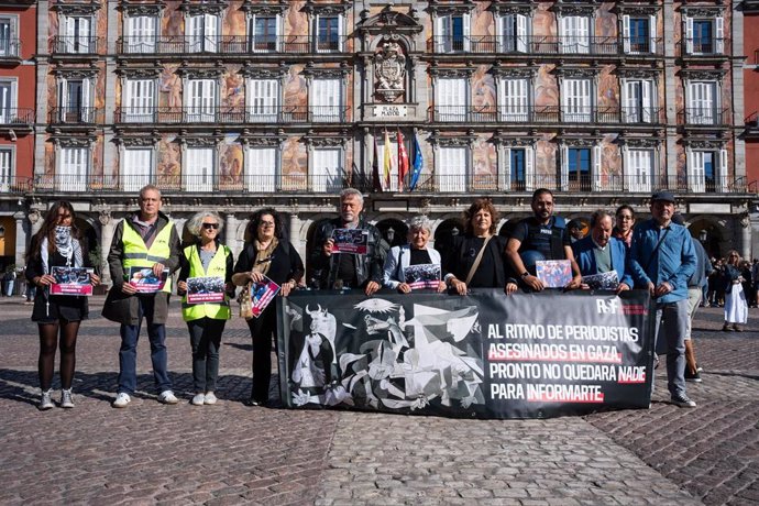 La vicepresidenta de RSF España y miembro del Consejo Internacional de RSF, Edith Rodríguez Cachera (4d) y el periodista Muath Hamed (3d), durante un acto en Madrid.