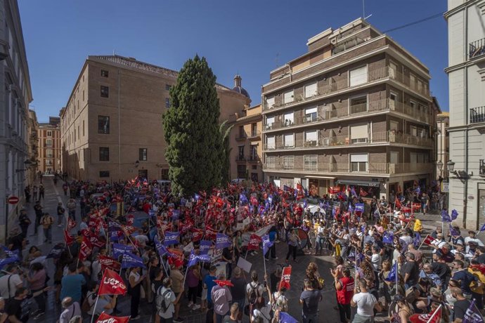 Manifestantes, durante una protesta por la reducción de la jornada laboral, frente a la Confederación Empresarial de la Comunitat Valenciana (CEV)