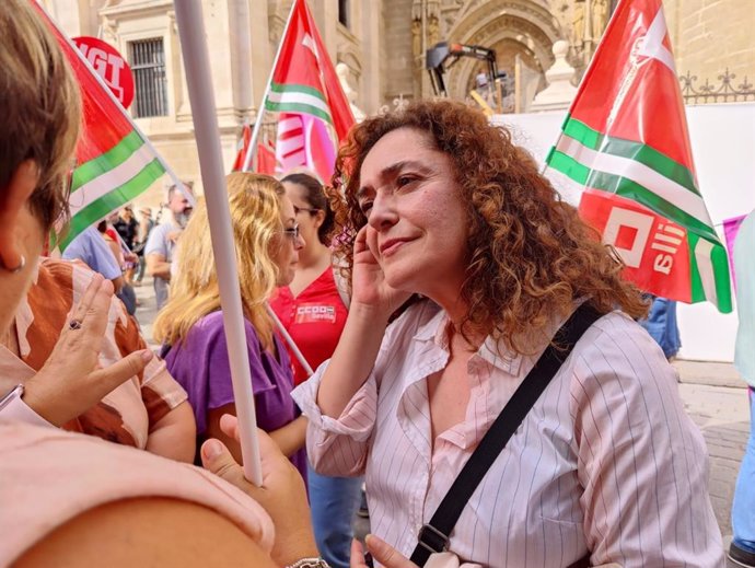 La portavoz parlamentaria del Grupo Por Andalucía y miembro de Izquierda Unida, Inma Nieto, este jueves en Sevilla en apoyo a la concentración sindical en demanda de la jornada de 37,5 horas semanales.