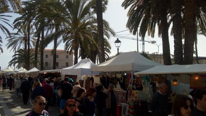 Archivo - Casetas de artesanos en el mercado tradicional por el Día de Baleares, en Palma.