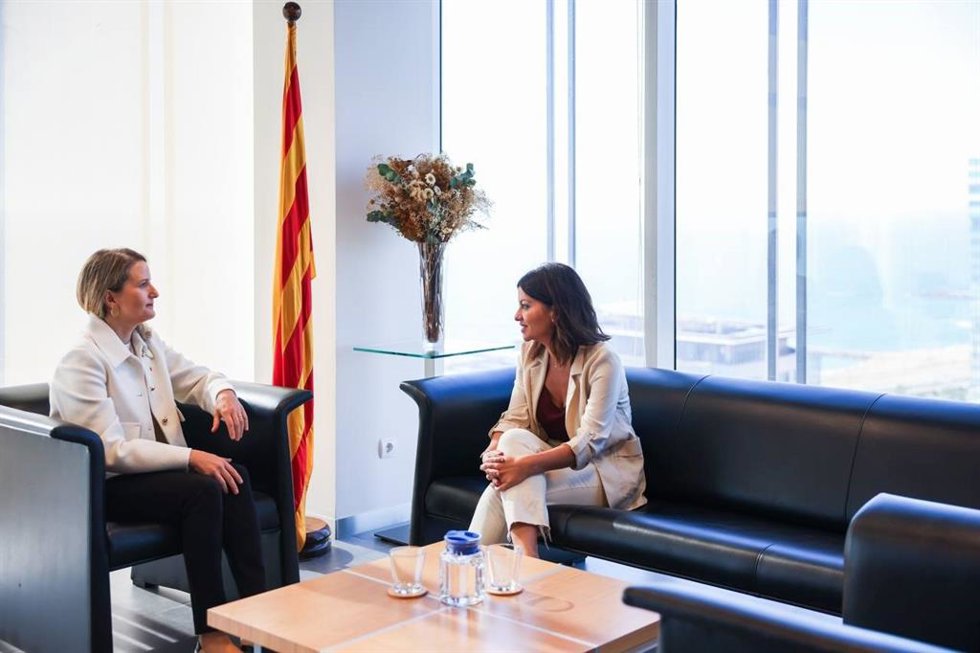 La consellera de Derechos Sociales e Inclusión, Mnica Martínez Bravo, y la ministra de Infancia y Juventud del Gobierno de España, Sira Rego, en la sede del departamento de Derechos Sociales e Inclusión