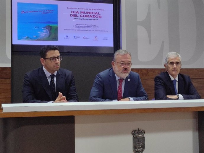 El concejal de Turismo y Congresos, Alfredo García Quintana durante la presentación de la jornada por el Día Mundial del Corazón junto a Isaac Pascual y Pablo Avanzas, presidente y vicepresidente de la Sociedad Asturiana de Cardiología.