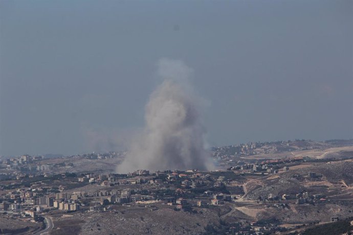 Columna de humo tras un bombardeo del Ejército de Israel contra la ciudad de Jiam, en el sur de Líbano (archivo)