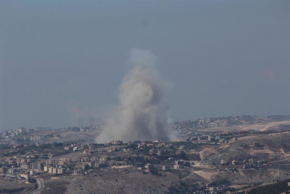 Columna de humo tras un bombardeo del Ejército de Israel contra la ciudad de Jiam, en el sur de Líbano (archivo)