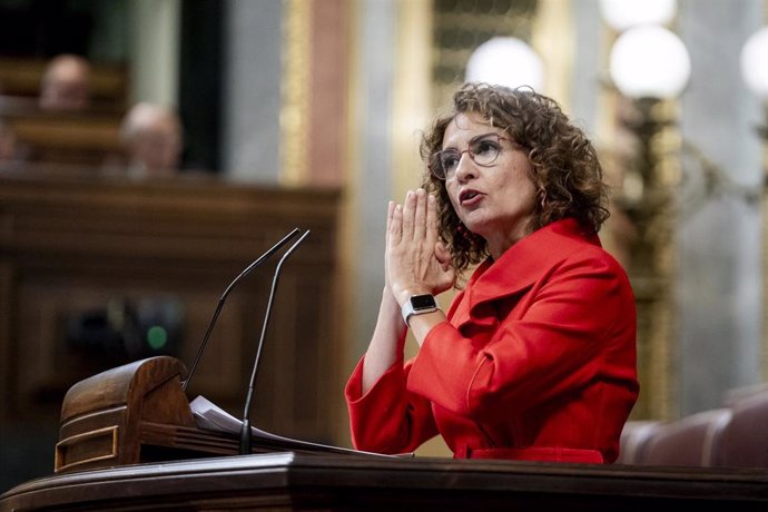 La vicepresidenta primera y ministra de Hacienda, María Jesús Montero, interviene durante una sesión plenaria en el Congreso de los Diputados