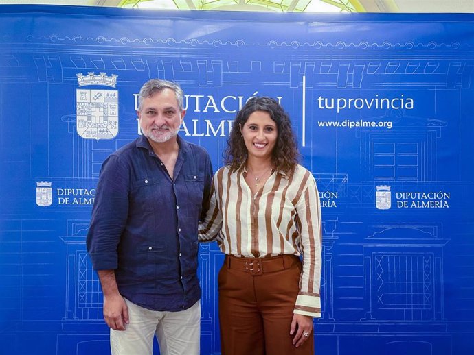 El vicepresidente de la Diputación Provincial de Almería, Ángel Escobar, y la presidenta de Asoal, ), Samira Israfilova.